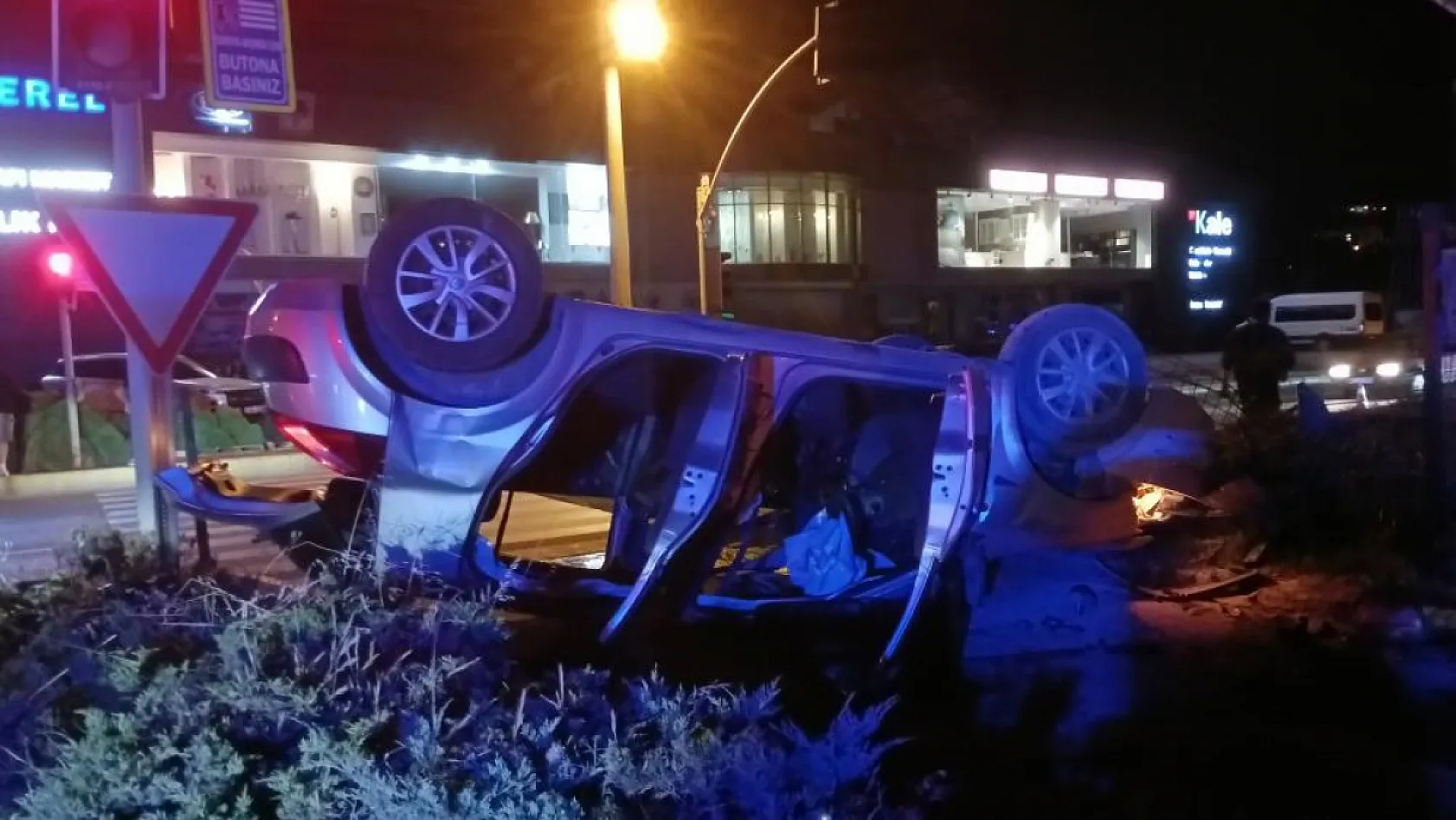 Motosiklet ile çarpışan otomobil takla atarak ters döndü: 1'i ağır 4 yaralı