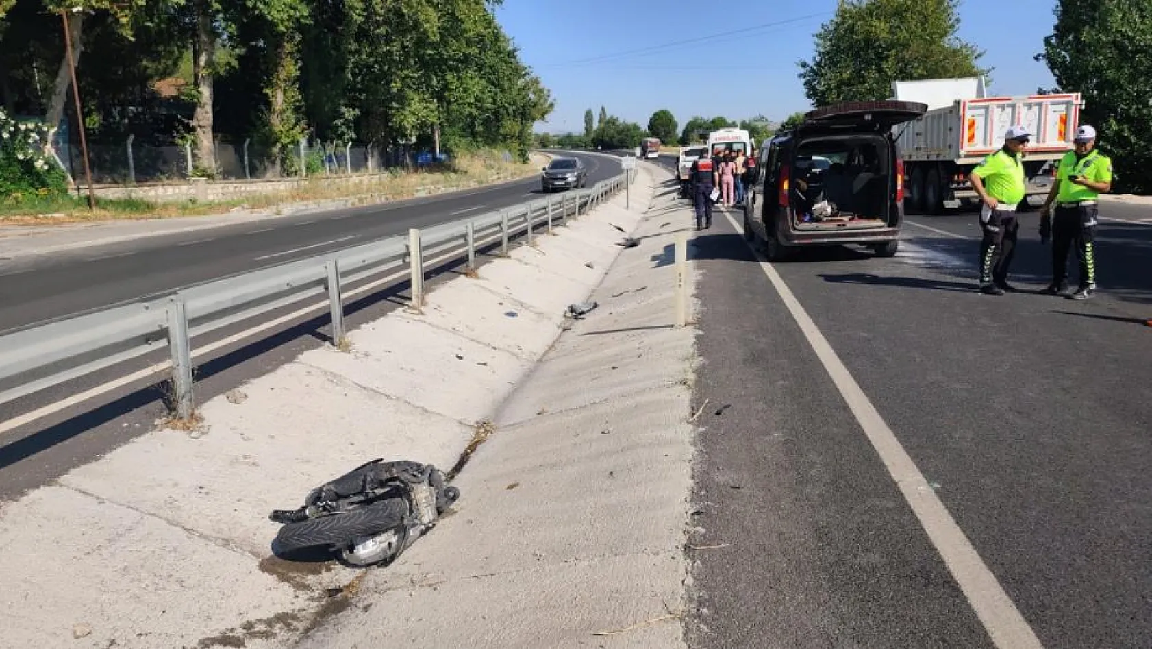 Motosiklet ile Otomobil Çarpıştı: 1 Kişi Hayatını Kaybetti