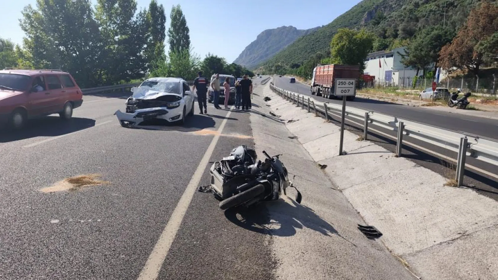 Motosiklet ile Otomobil Çarpıştı: 1 Kişi Hayatını Kaybetti