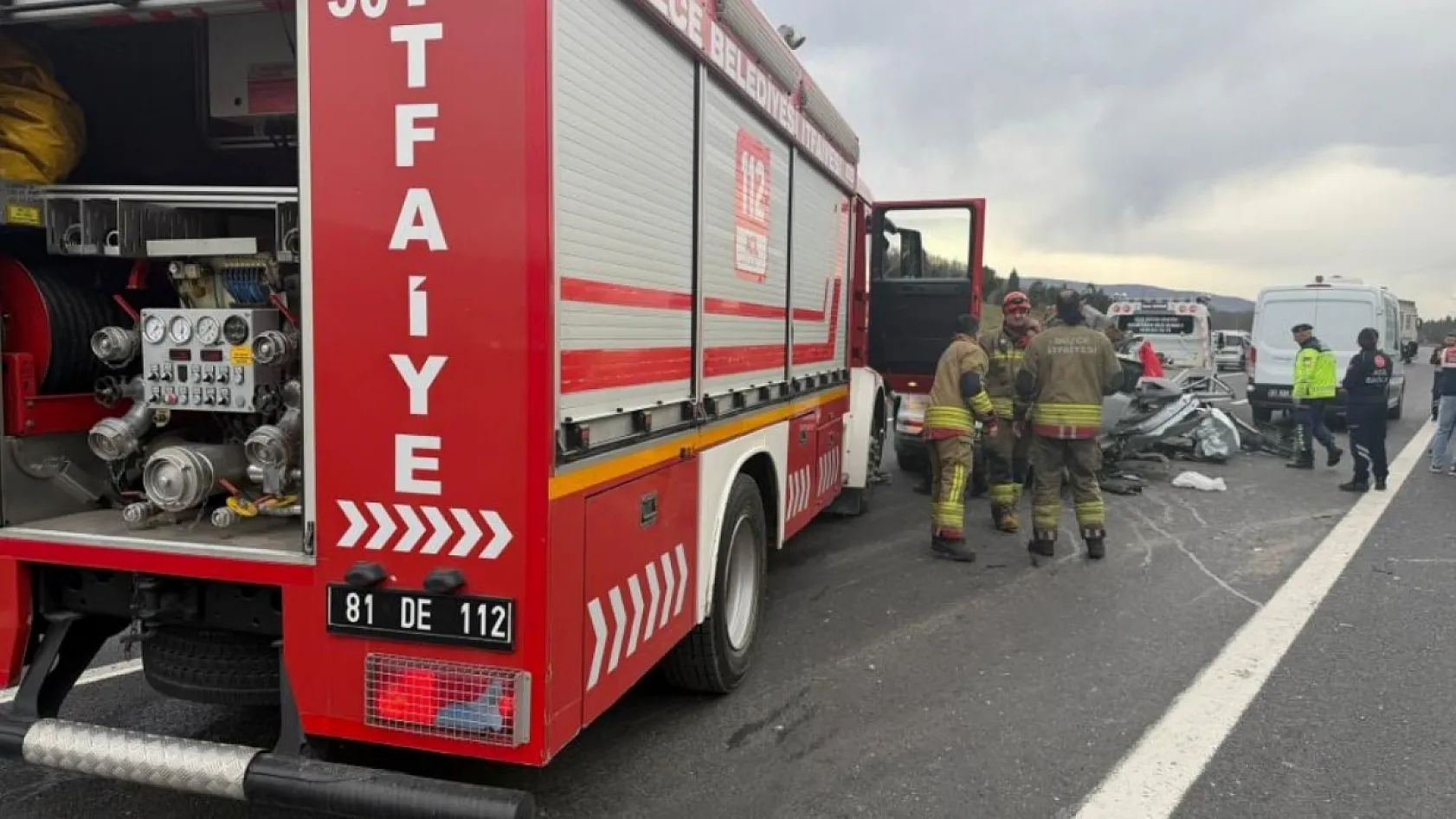 TEM'de otomobil tıra çarptı: 1 ölü, 1 yaralı