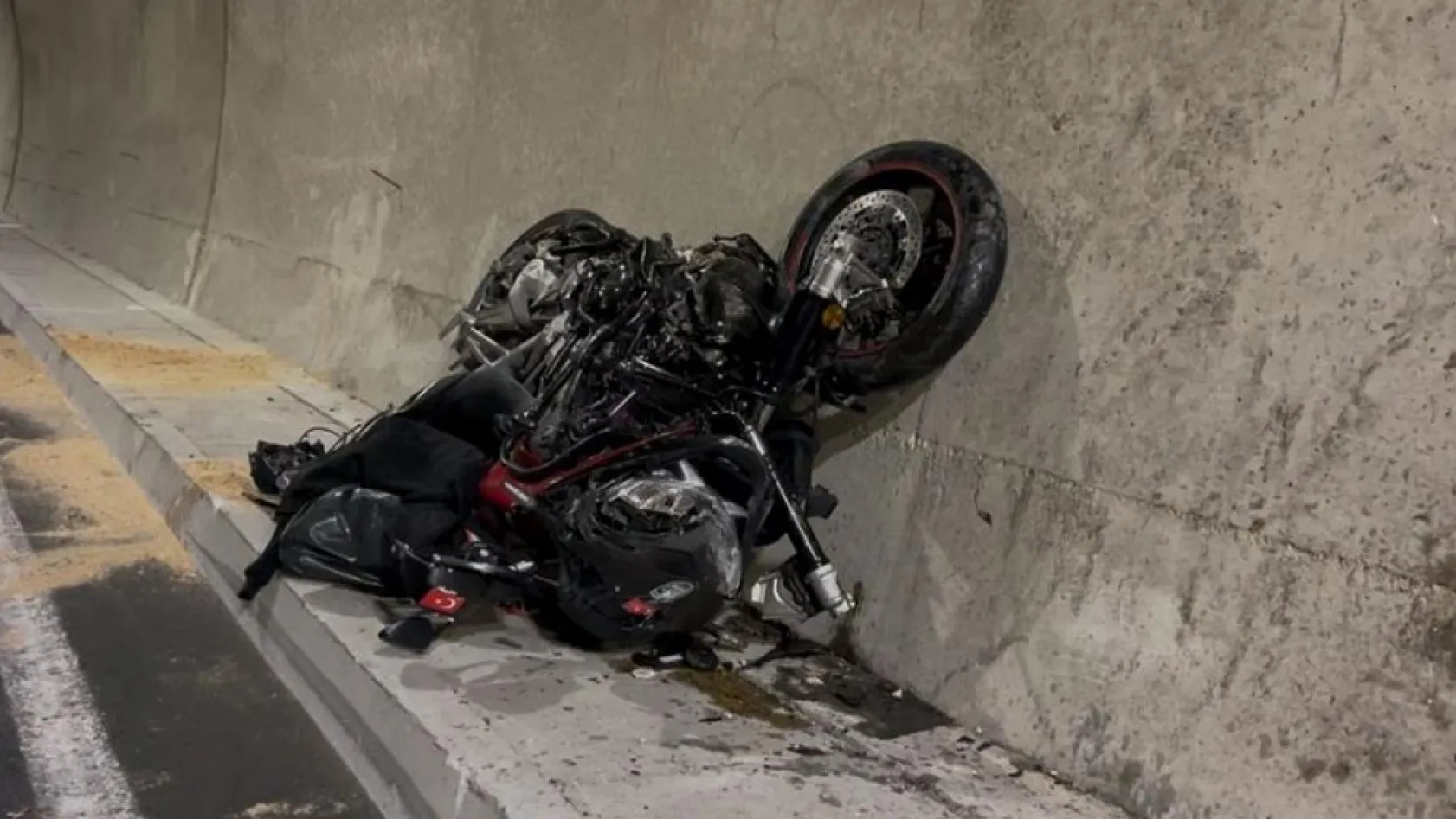 Feci trafik kazası: Motosiklet tutkunu sanatçı hayatını kaybetti, oğlu ağır yaralandı
