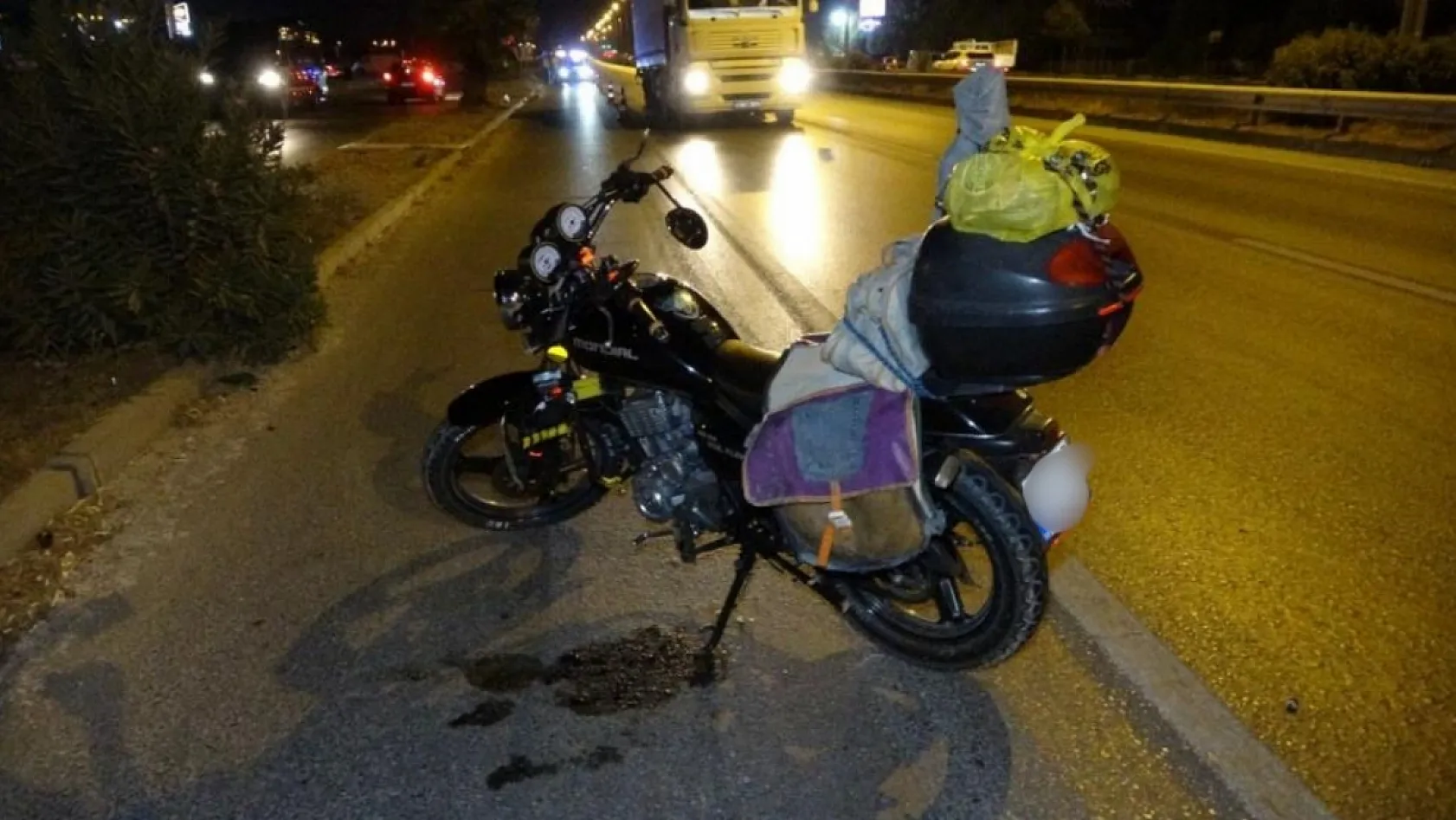Motosiklet yayaya çarptı: 1'i ağır 2 yaralı