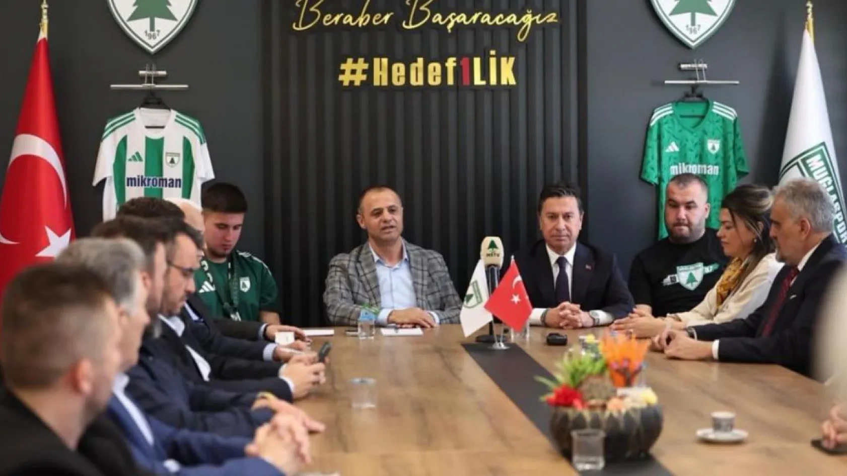 Muğla Büyükşehir Belediye Başkanı Aras: 'Muğla'mızı bayraklarla donatalım'