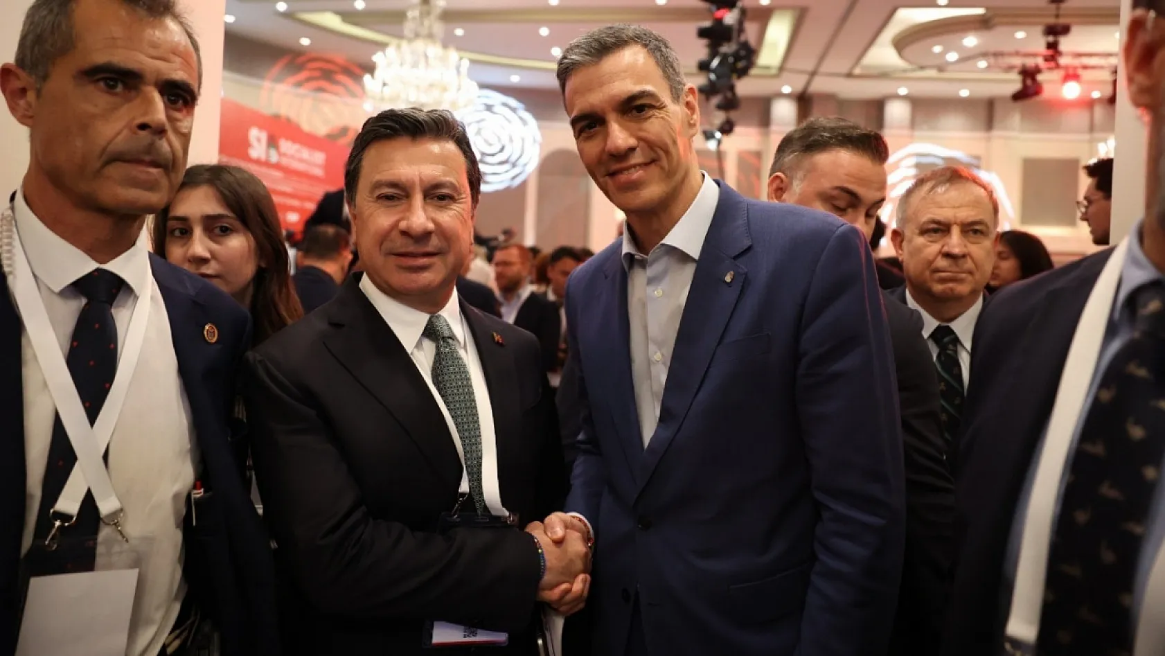 Muğla Büyükşehir Belediye Başkanı Aras, Demokrasi Zirvesi İçin Barselona'da