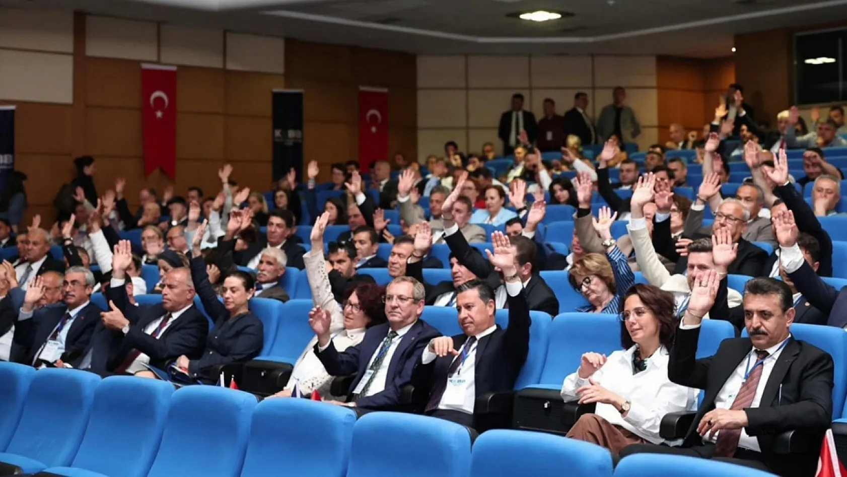Muğla Büyükşehir Belediye Başkanı Aras Kıyı Belediyeler Birliğinde güven tazeledi