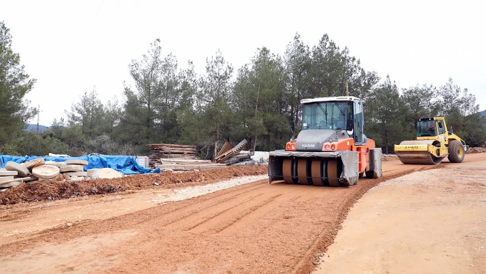 Muğla Büyükşehir Belediyesi Akçaova'da Yol Çalışmalarını Sürdürüyor