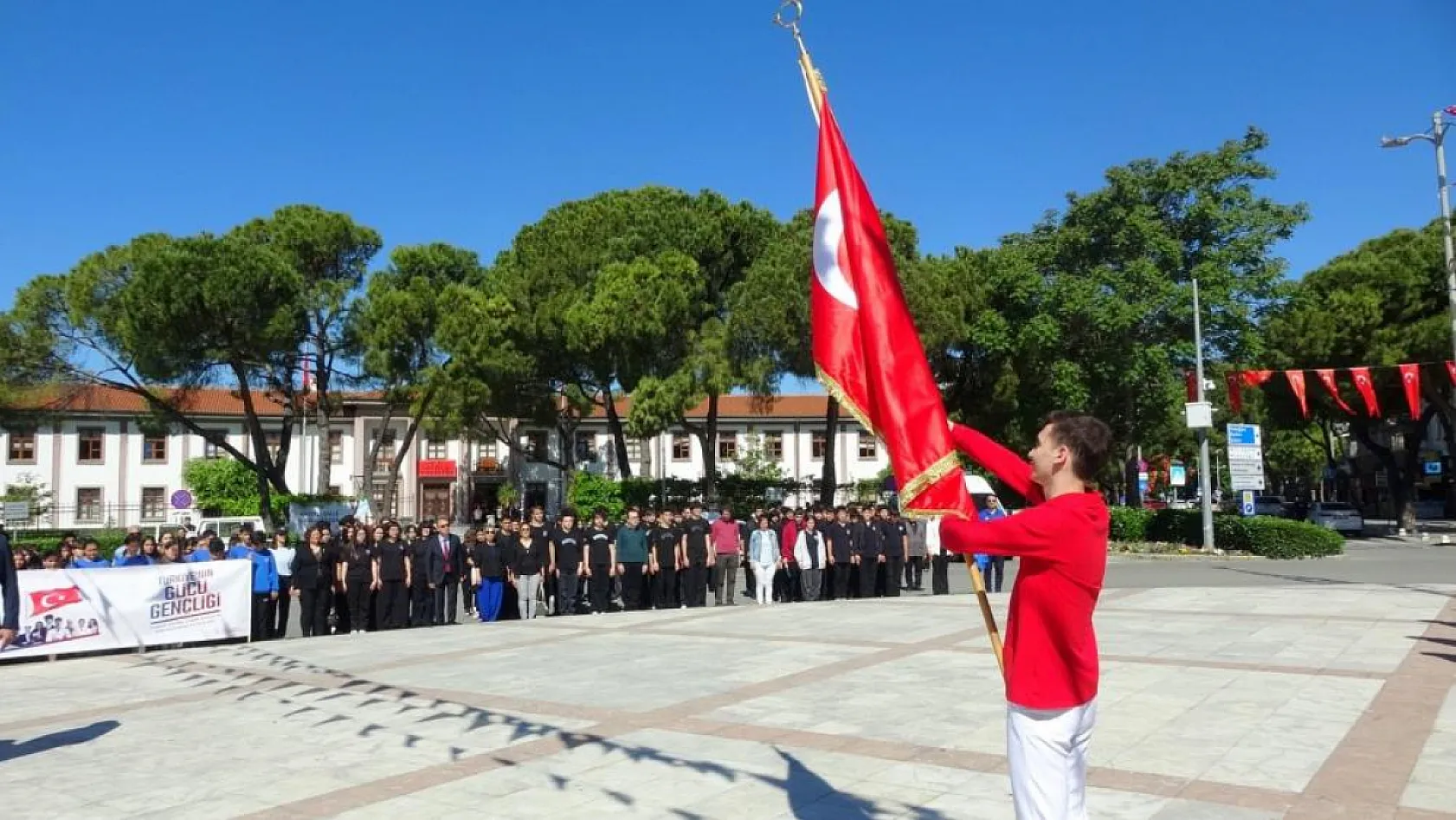 Muğla'da 19 Mayıs coşkusu Gençlik Haftası çelenk sunma töreniyle başladı