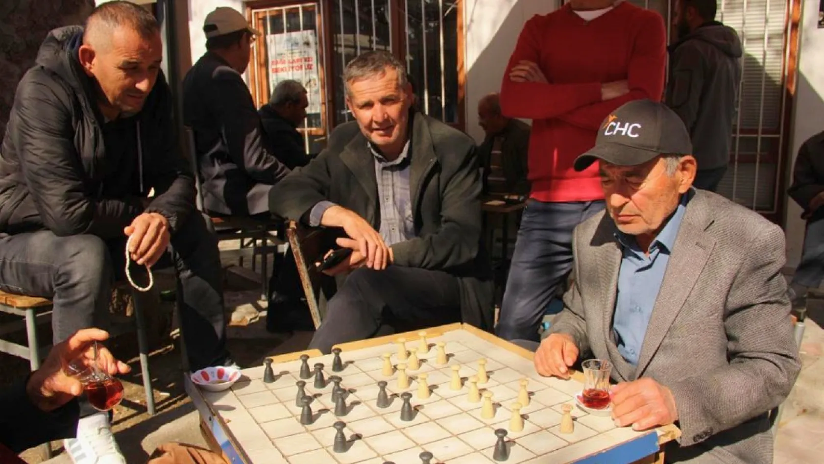 Muğla'da dama tutkusu: Teknolojiye direniyor