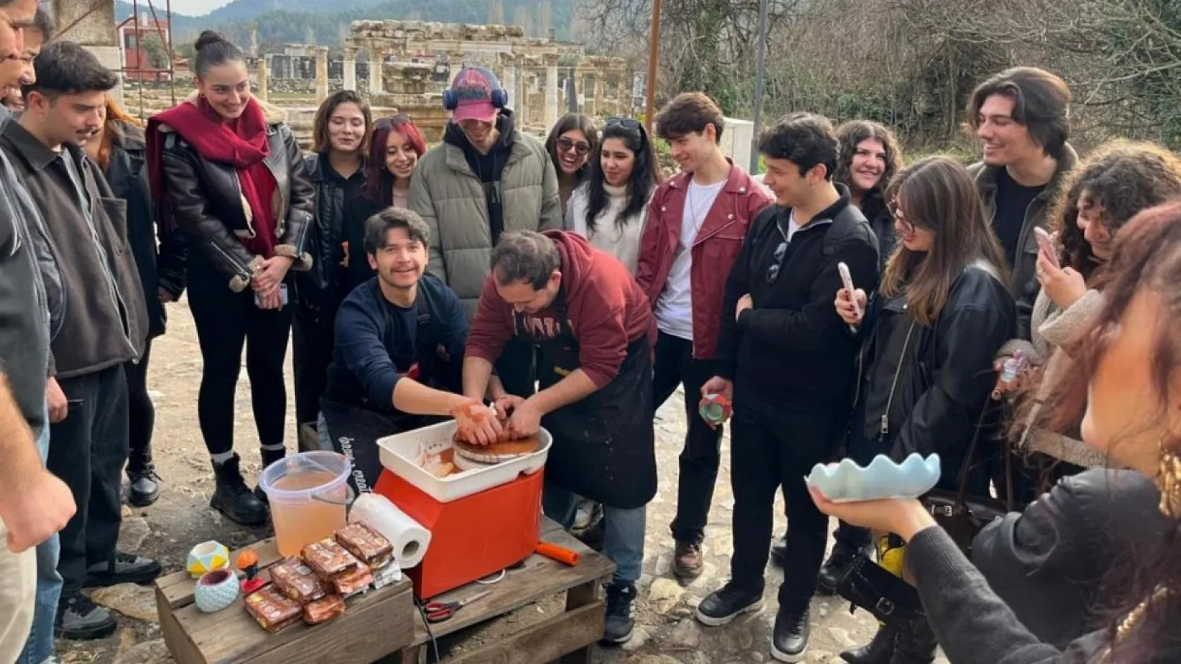 Muğla'da genç eller geçmişin izlerini seramik ile şekillendirdi