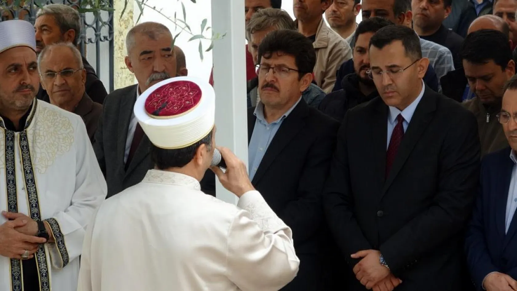 Muğla'da hayatını kaybeden öğrenciler ve öğretmen için gıyabi cenaze namazı kılındı