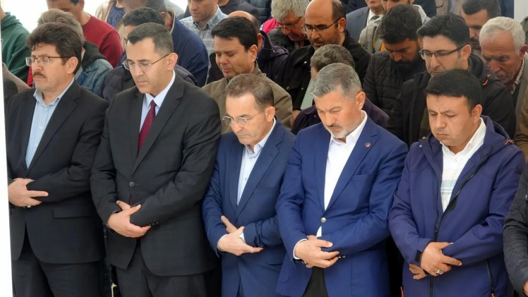 Muğla'da hayatını kaybeden öğrenciler ve öğretmen için gıyabi cenaze namazı kılındı