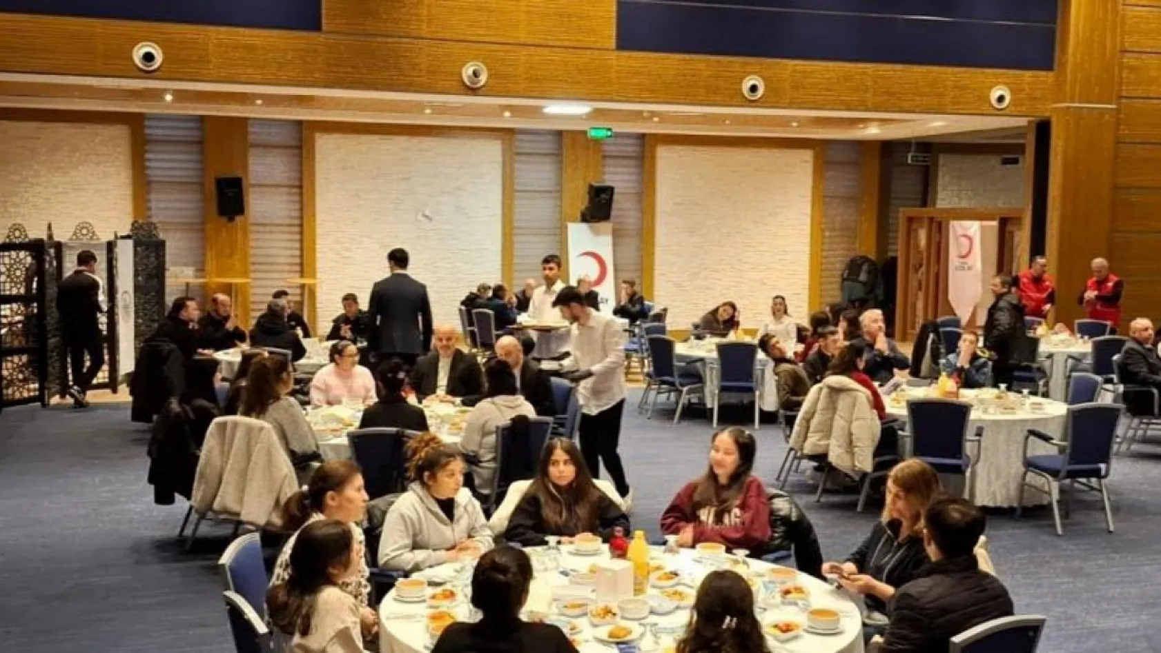 Muğla'da iyilik sofrası Kızılay, gönüllü ve hayırseverlerle iftarda buluştu
