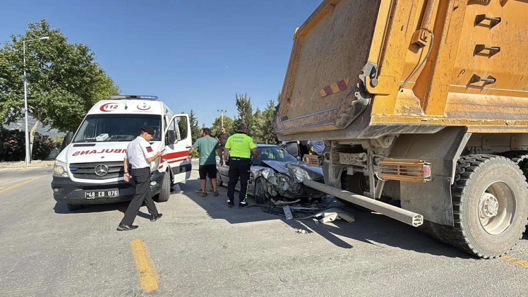 Muğla'da kamyona arkadan çarpan genç sürücü yaralandı