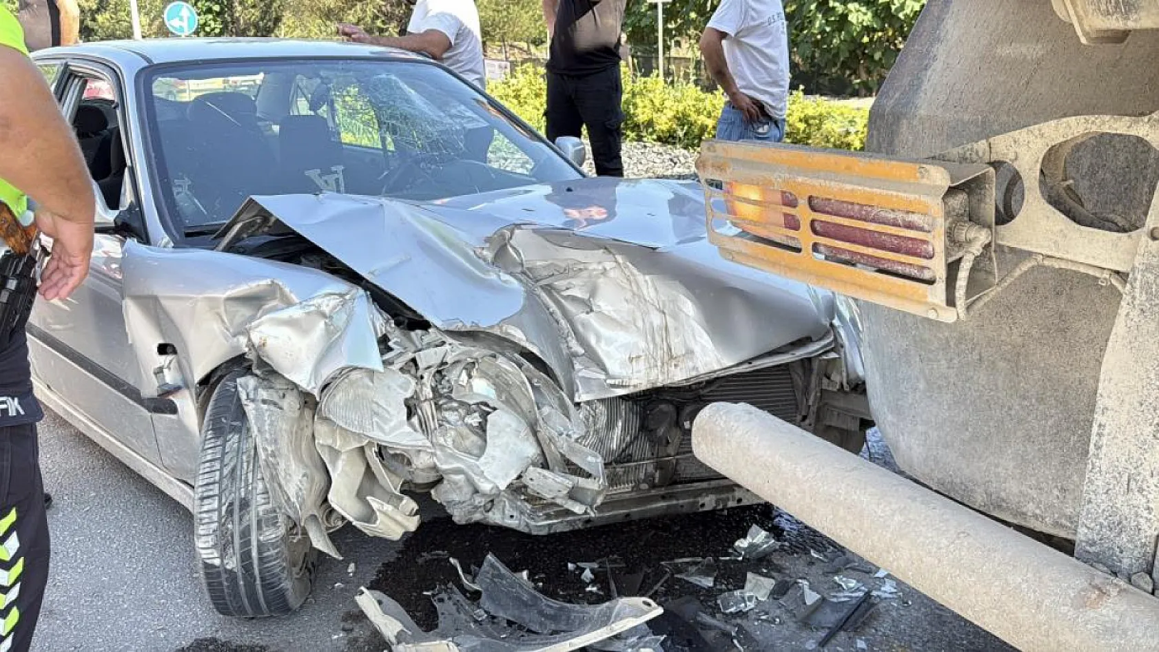 Muğla'da kamyona arkadan çarpan genç sürücü yaralandı