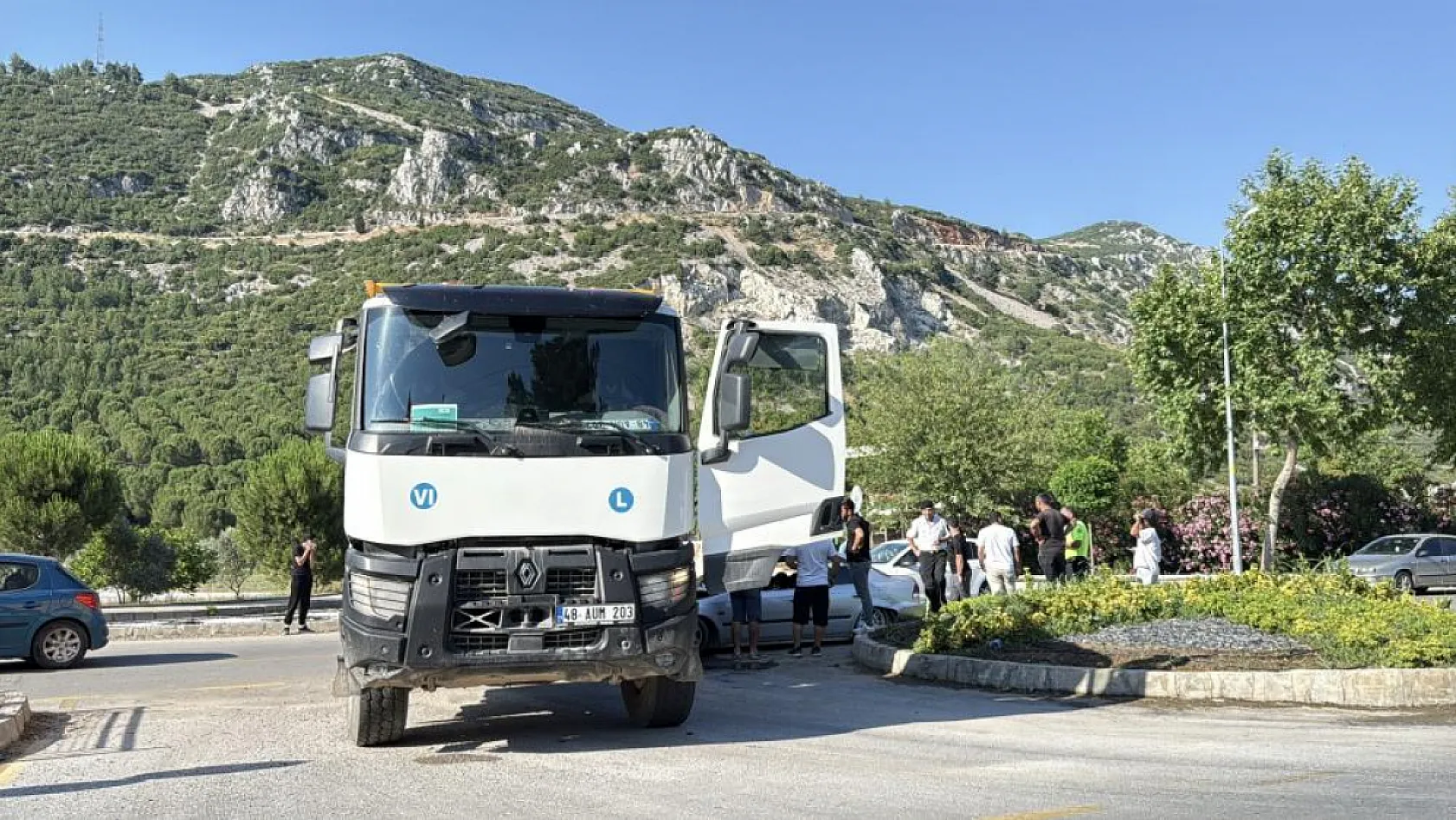 Muğla'da kamyona arkadan çarpan genç sürücü yaralandı