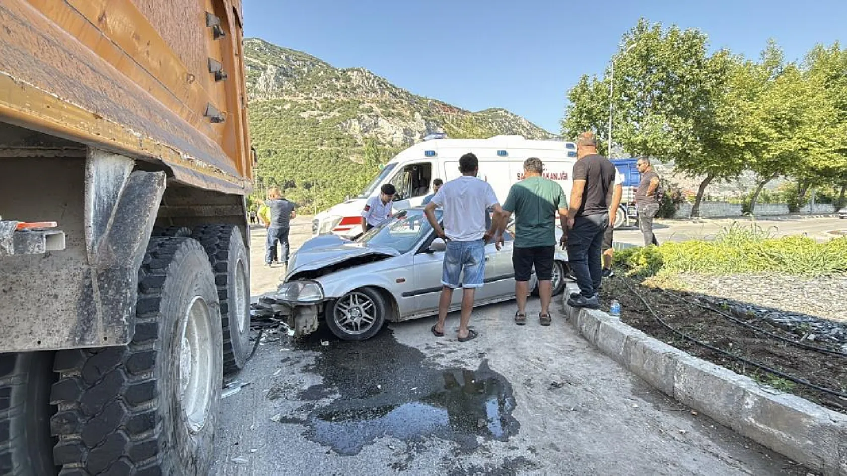 Muğla'da kamyona arkadan çarpan genç sürücü yaralandı