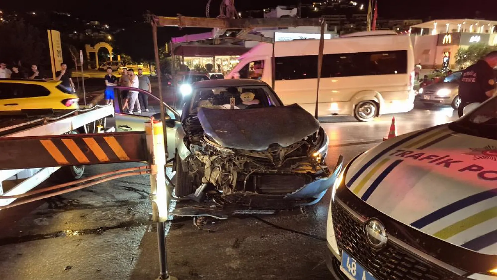 Muğla'da kavşakta çarpışan otomobil devrildi: 1 yaralı