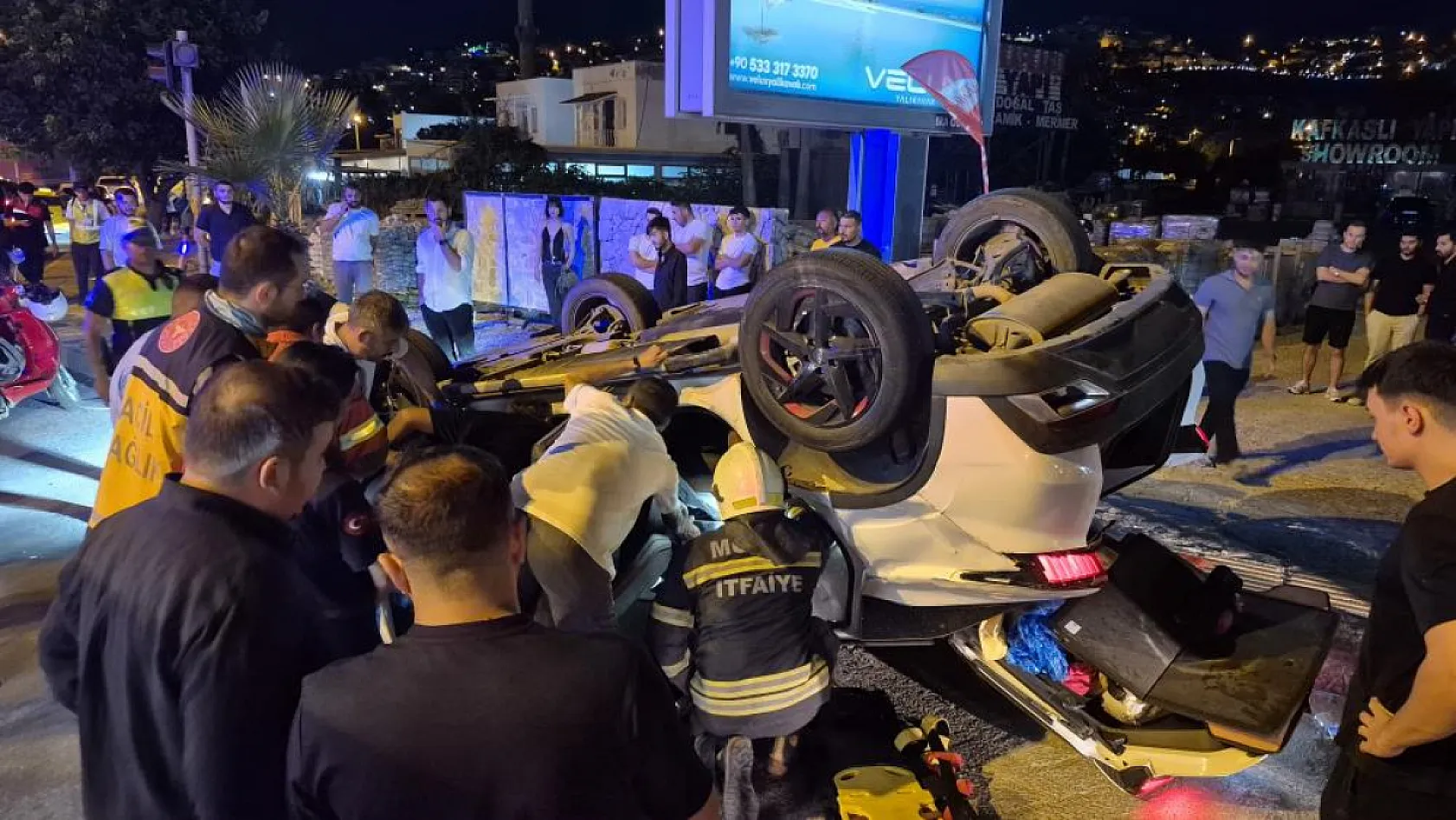 Muğla'da kavşakta çarpışan otomobil devrildi: 1 yaralı