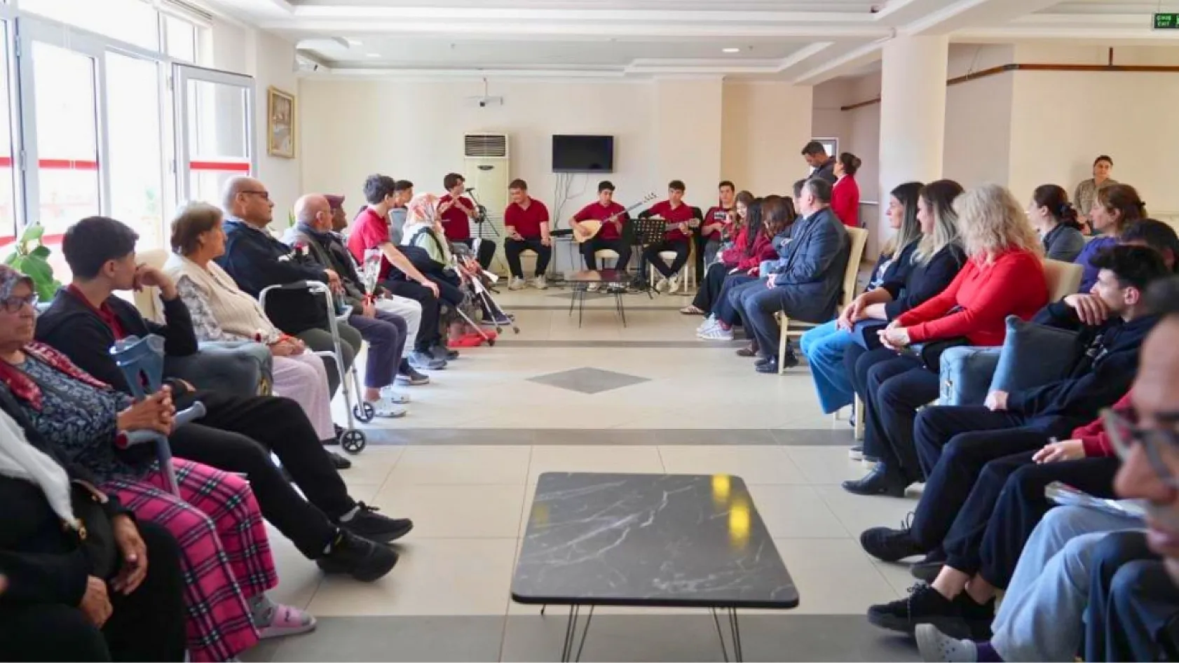 Muğla'da liseli gençlerden huzurevi sakinlerine müzik ziyafeti