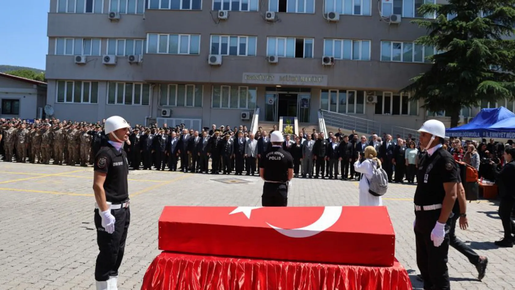 Muğla'da şehit polise eşinden yürekleri dağlayan veda