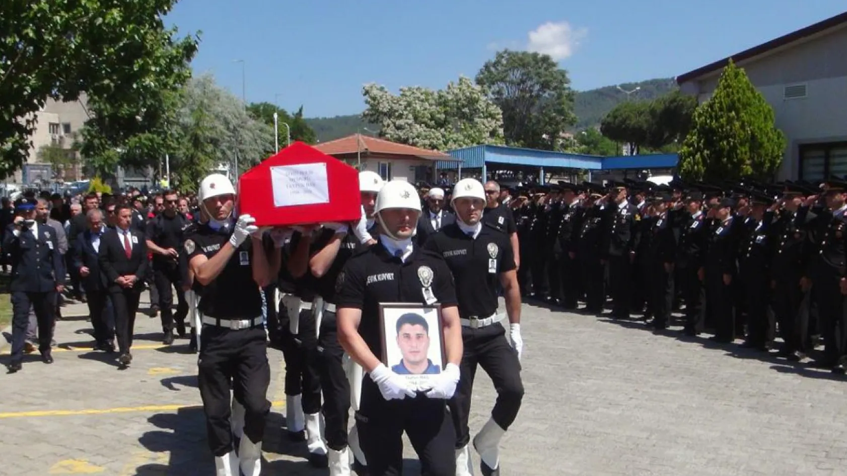 Muğla'da şehit polise eşinden yürekleri dağlayan veda