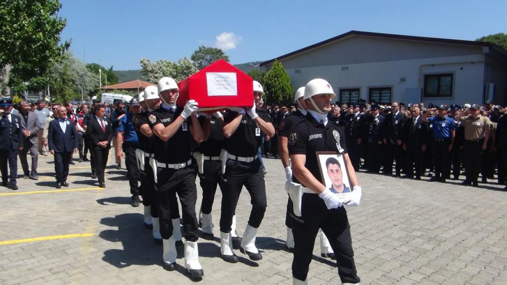 Muğla'da şehit polise eşinden yürekleri dağlayan veda