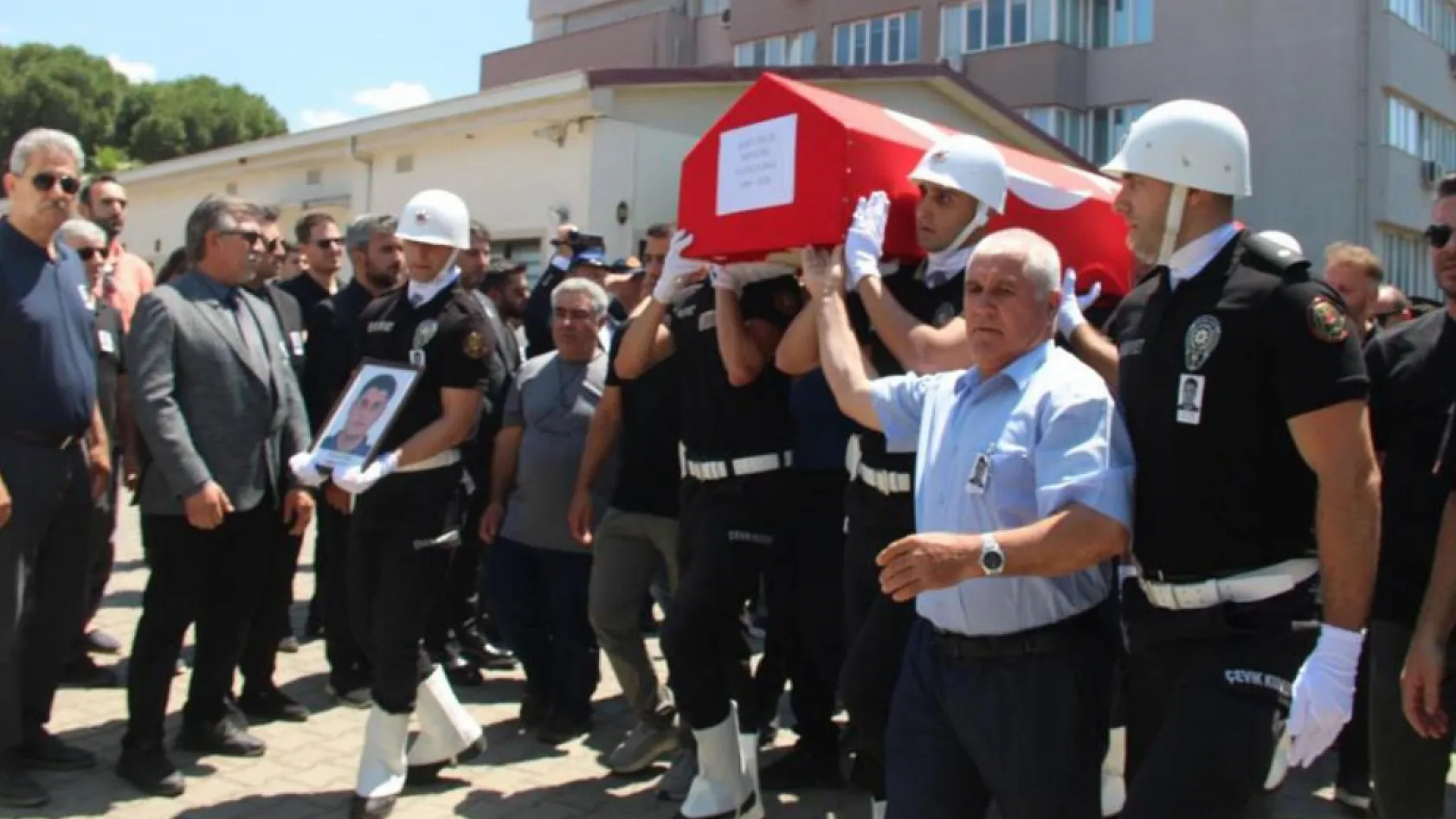 Muğla'da şehit polise eşinden yürekleri dağlayan veda