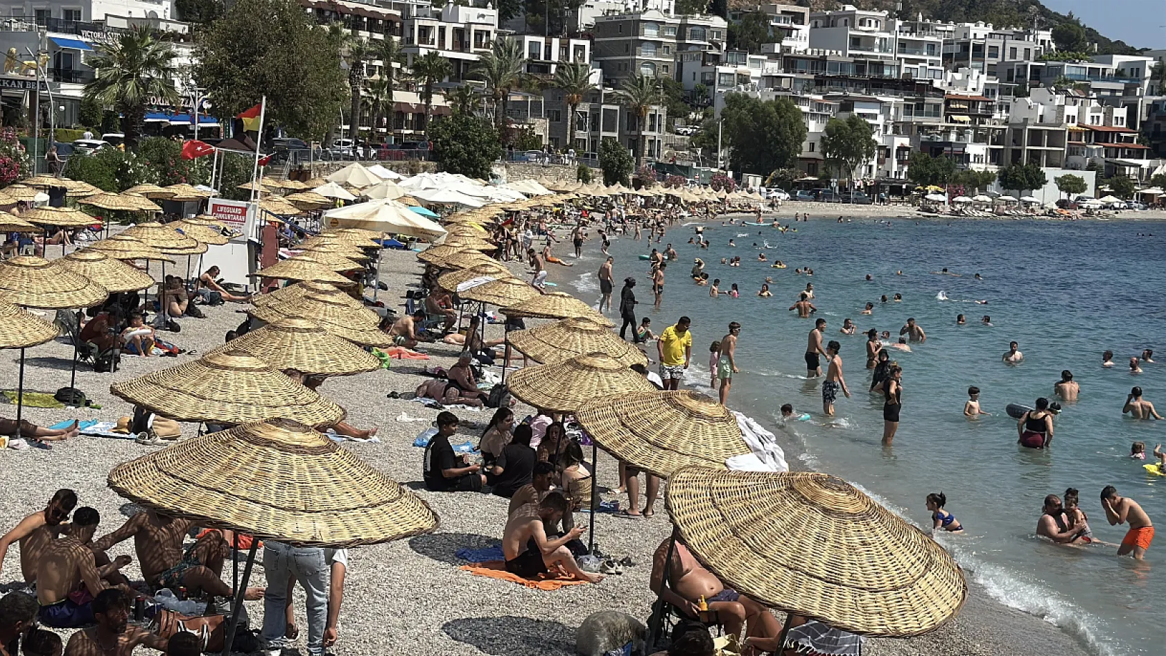 Muğla'da sıcak hava nedeniyle sahillerde yoğunluk yaşanıyor