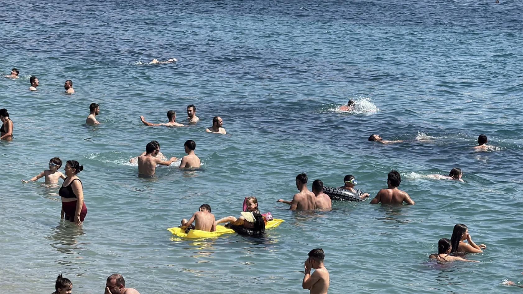 Muğla'da sıcak hava nedeniyle sahillerde yoğunluk yaşanıyor
