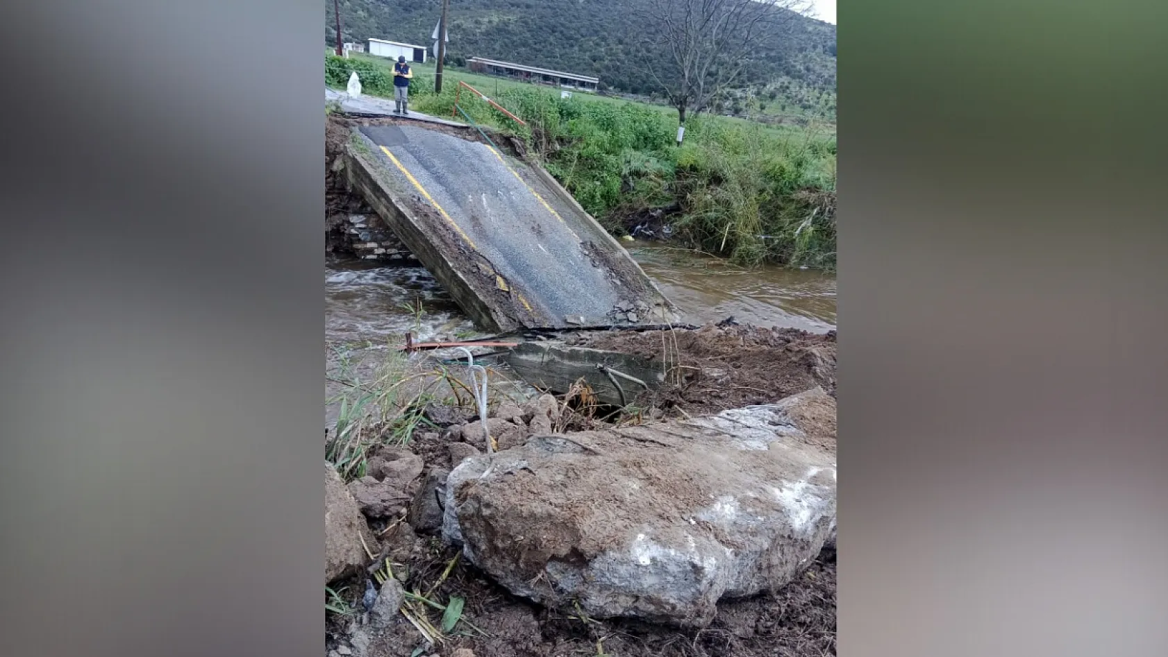Muğla'da şiddetli yağış nedeniyle köprü çöktü