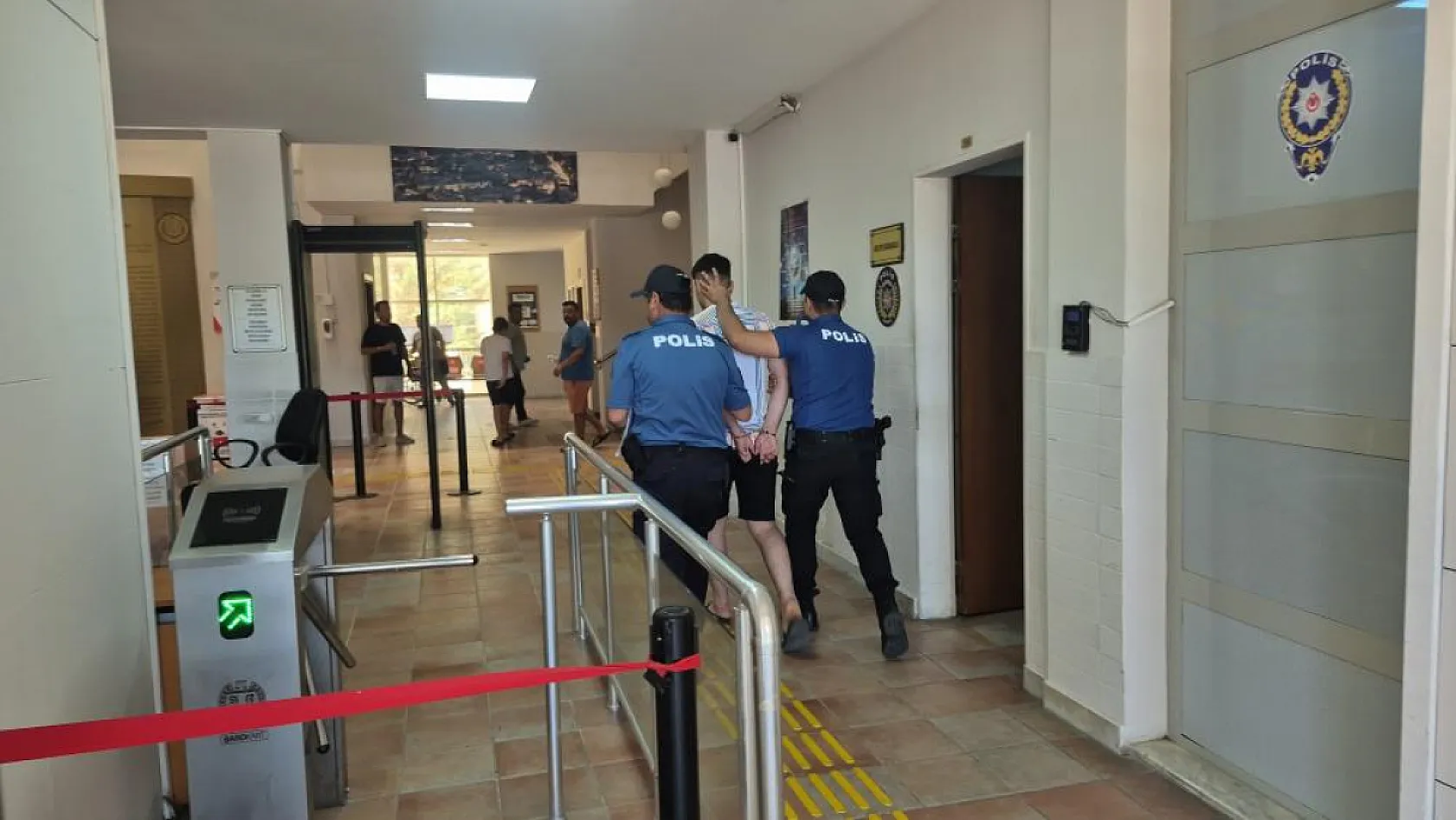 Muğla'da uygulamadan kaçarken polisi ve motosikletliyi yaraladı