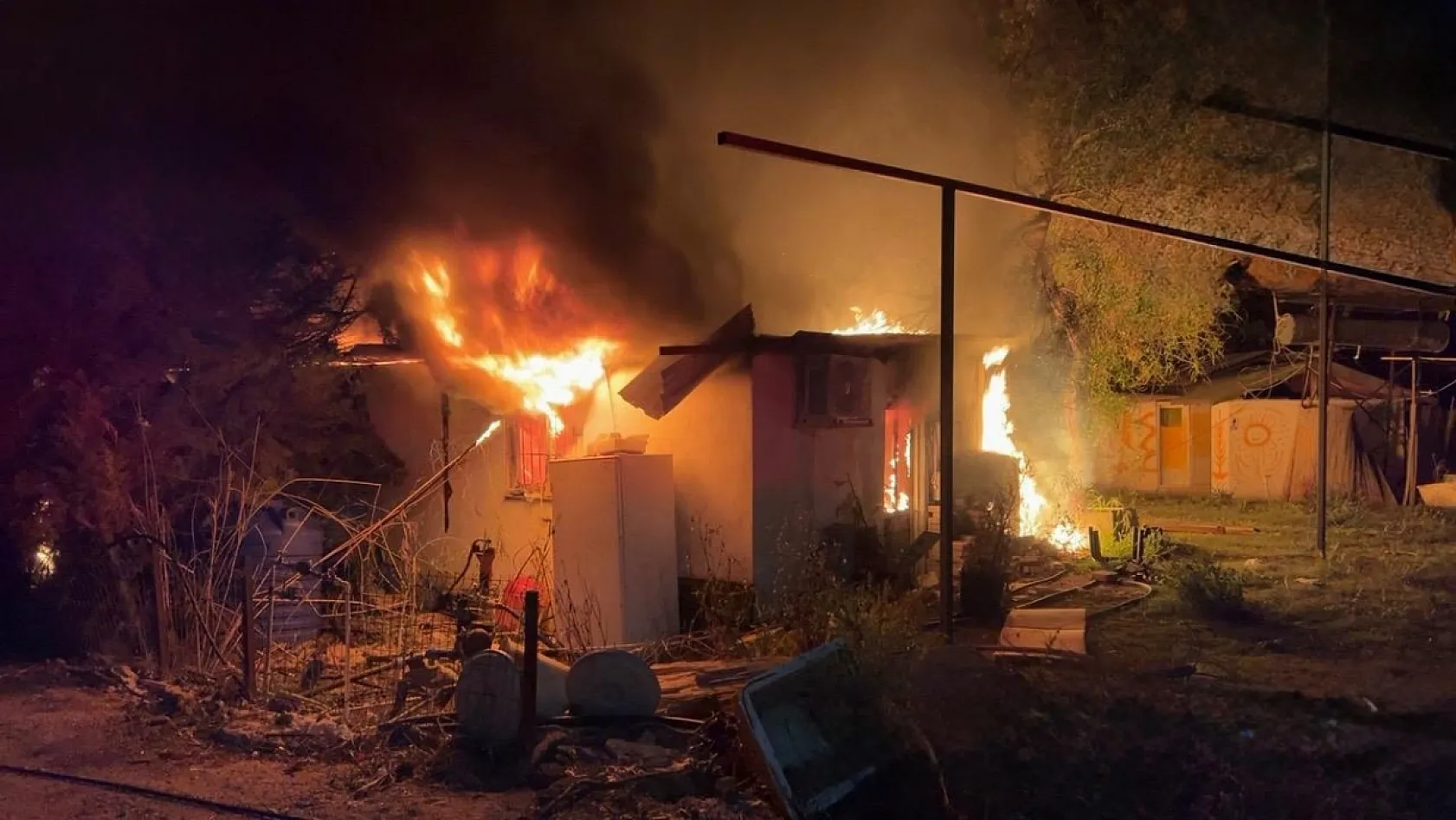 Fethiye'de yangın çıkan müstakil ev, kullanılamaz hale geldi