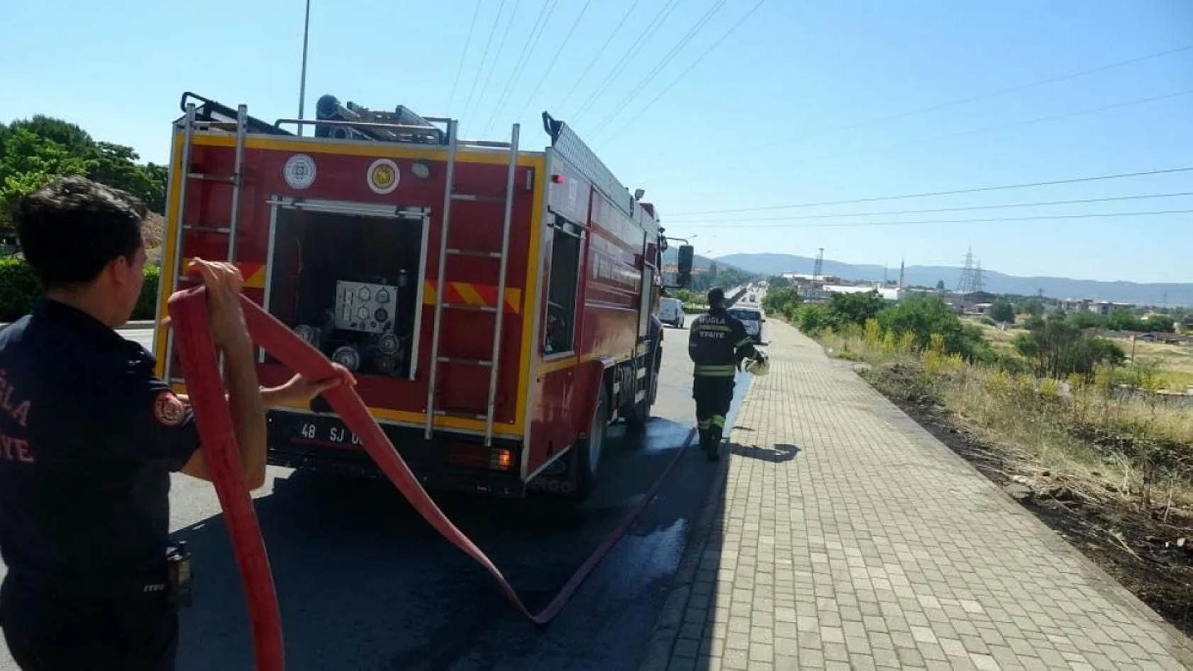 Muğla'da yol kenarına atılan sigara izmariti yangın çıkardı