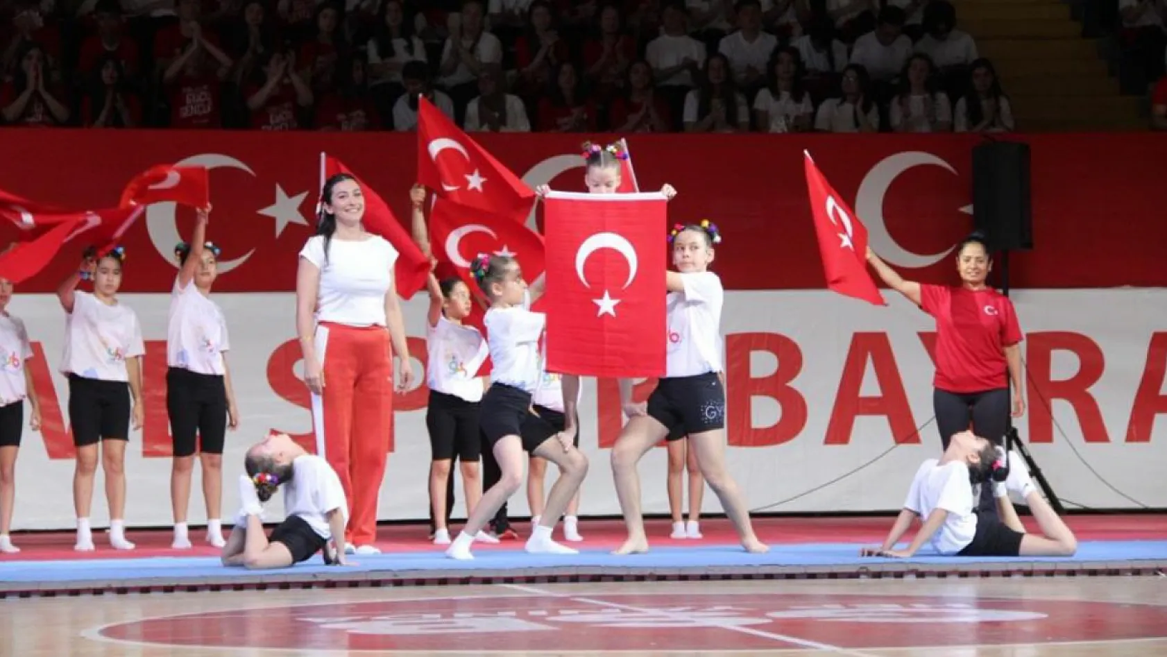 Muğla'daki 19 Mayıs coşkusu salonlara sığmadı