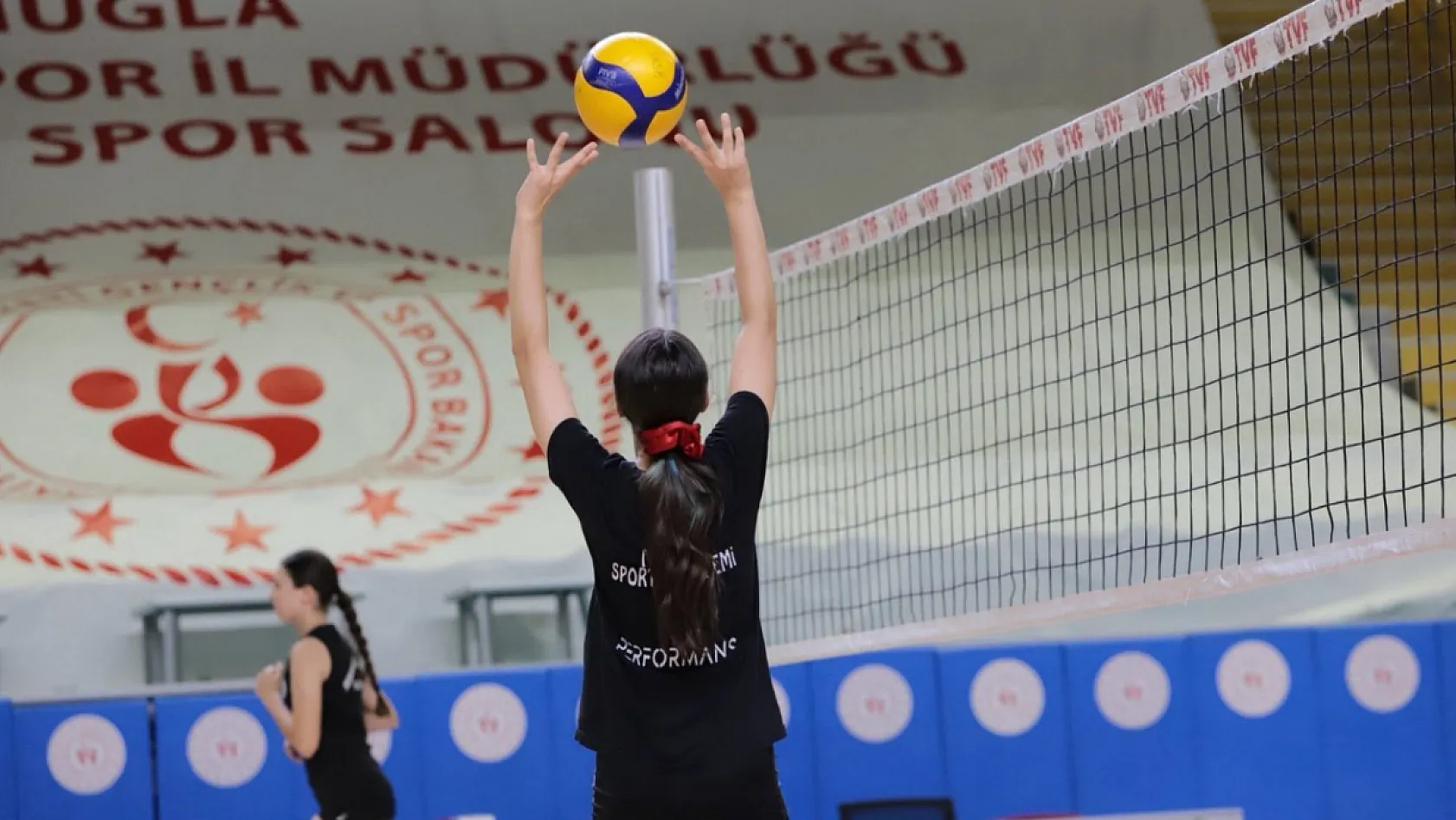Muğla'nın voleybol yıldızları Analig için sahaya indi