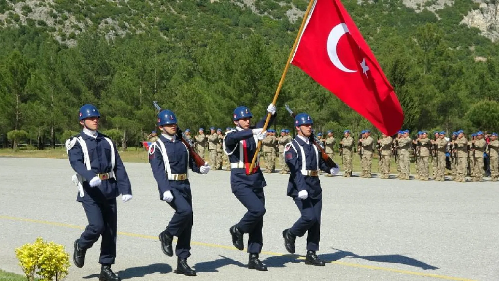 Muğla'da 29 özel birey bir günlüğüne asker oldu
