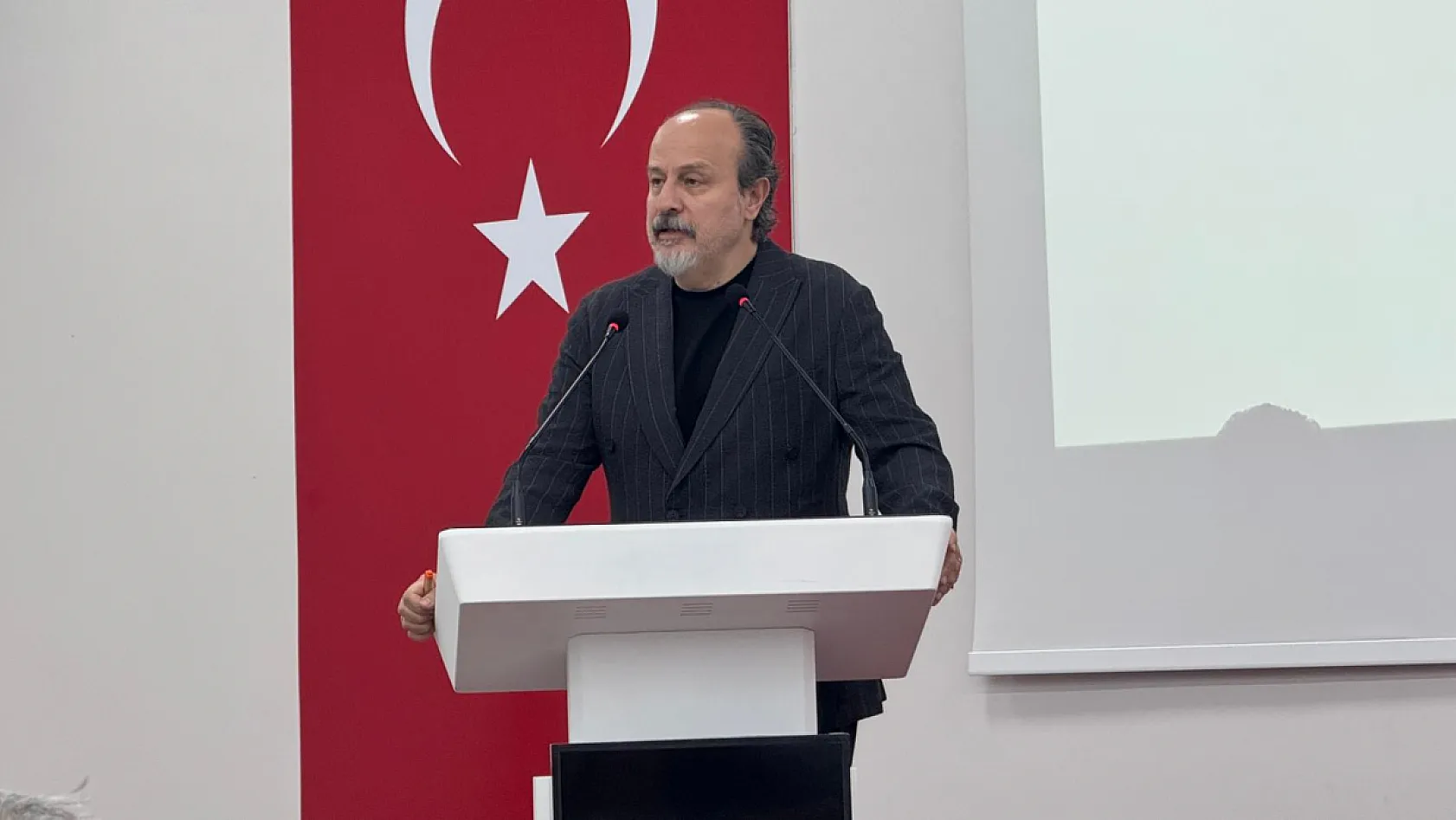 Muğla'da gazetecilik paneli: 'YouTube özgür ama riskli bir alan'