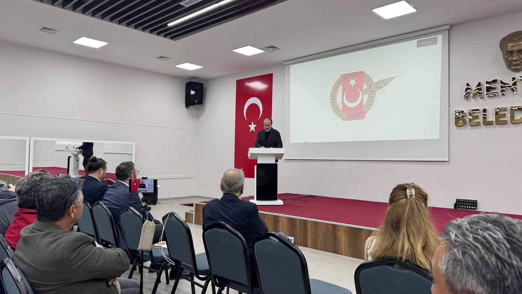 Muğla'da gazetecilik paneli: 'YouTube özgür ama riskli bir alan'