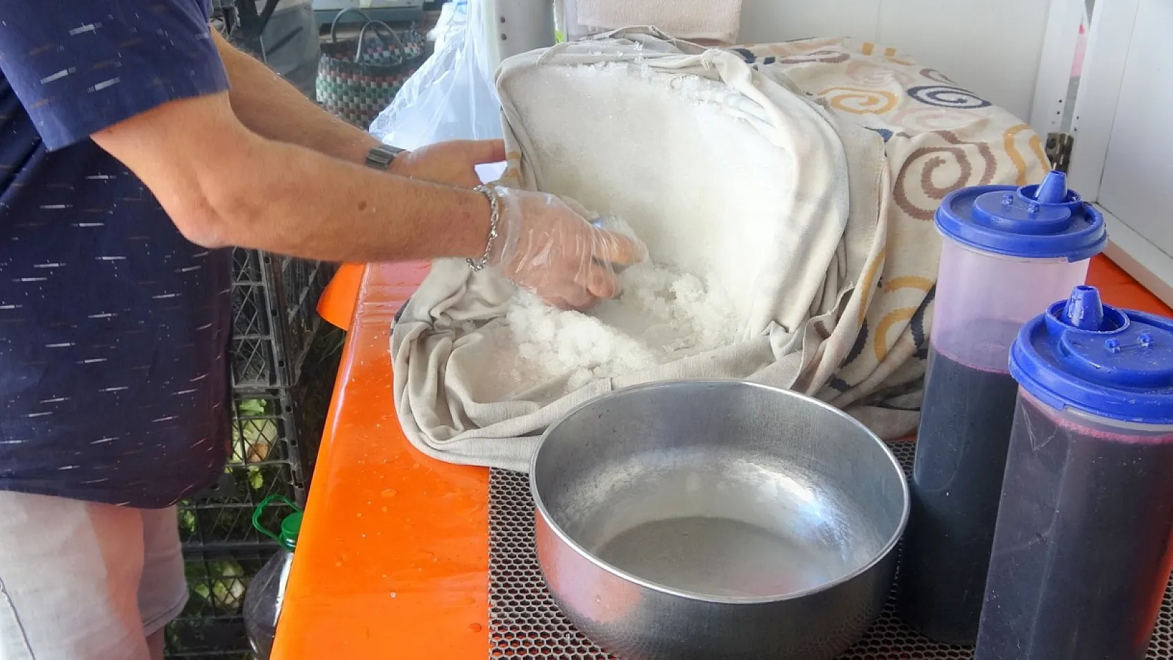 Muğla'da kavurucu sıcaklarda kar helvası ile serinliyorlar