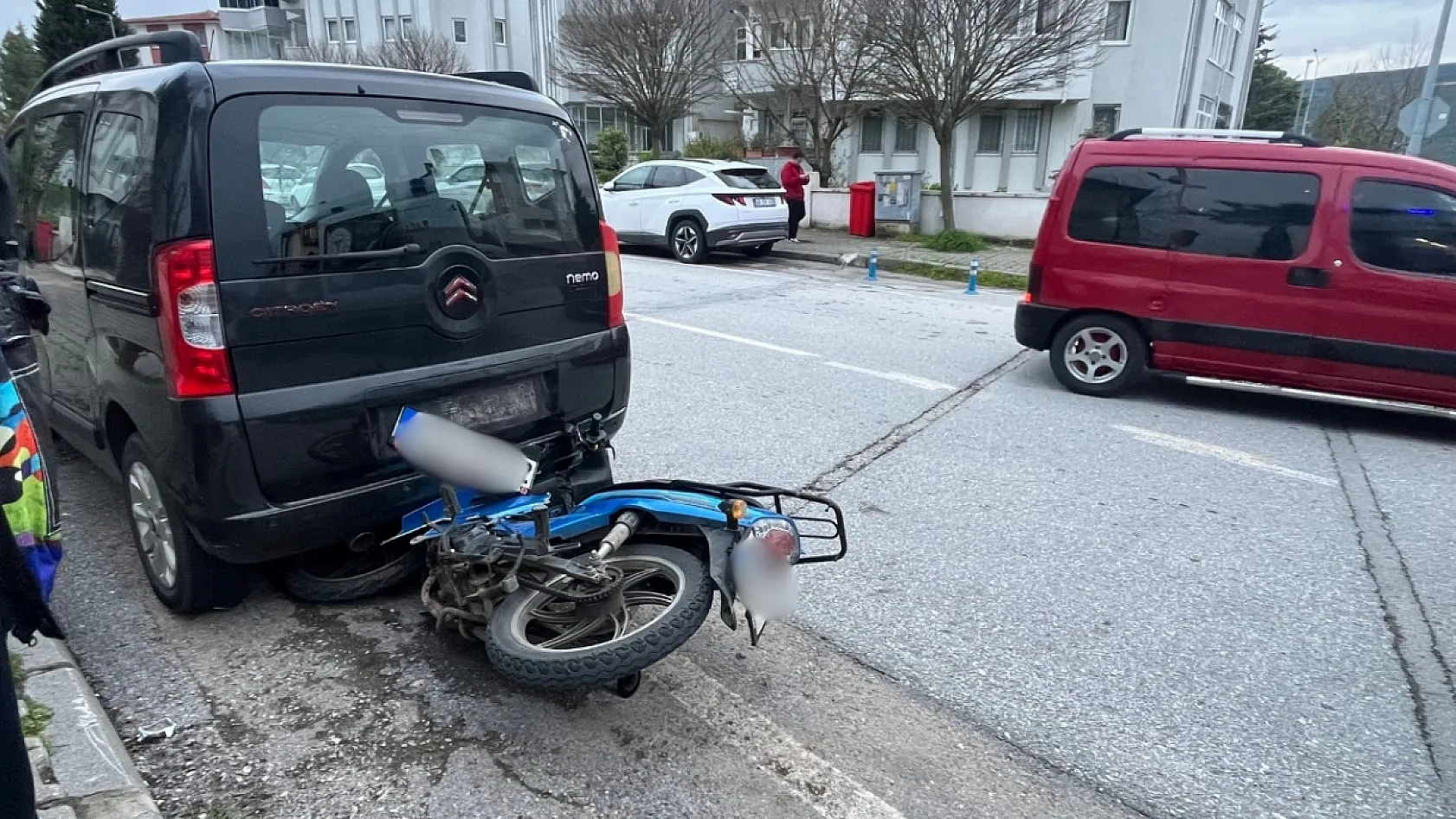 Muğla'da kontrolden çıkan motosiklet park halindeki araca çarptı