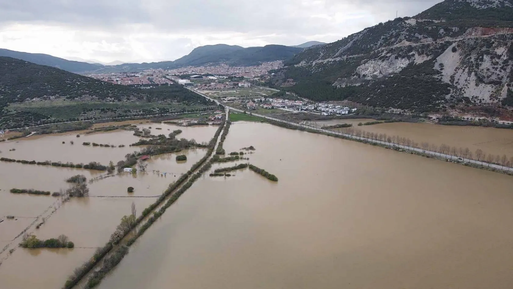 Muğla'da sağanak tarım arazilerini su altında bıraktı