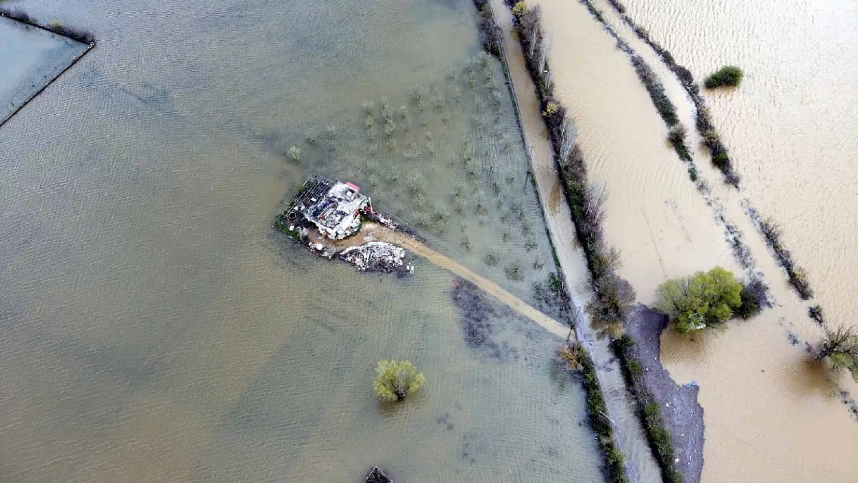 Muğla'da sağanak tarım arazilerini su altında bıraktı