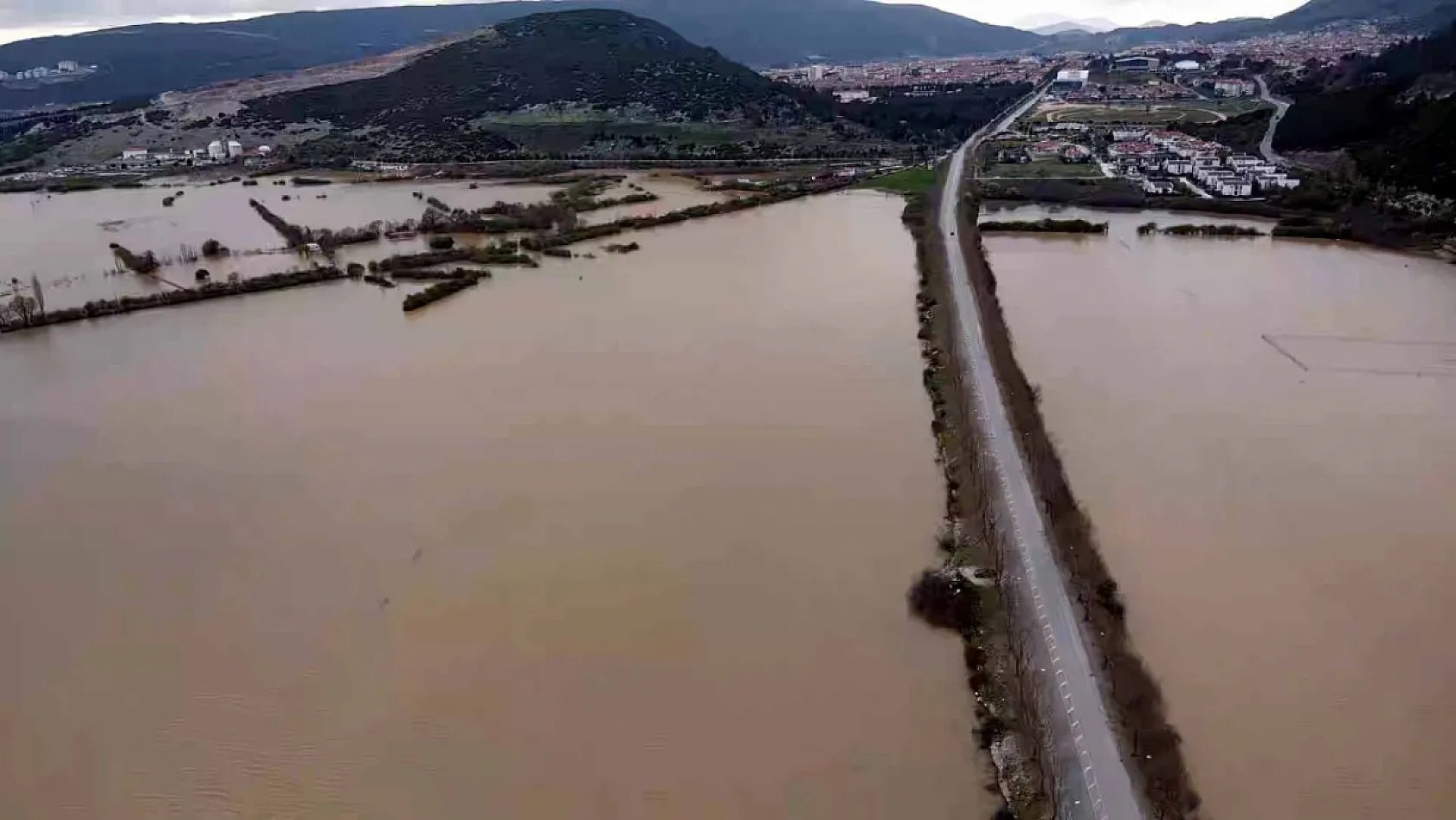 Muğla'da sağanak tarım arazilerini su altında bıraktı