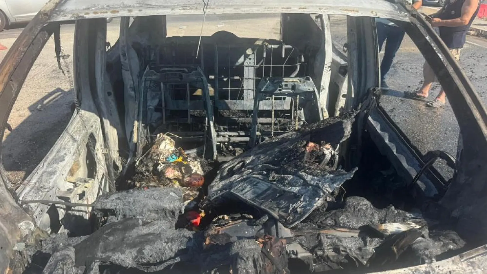 Muğla'da seyir halindeki araç alev alev yandı