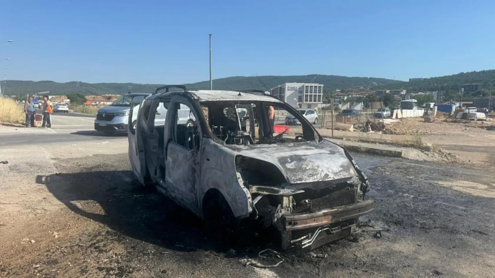 Muğla'da seyir halindeki araç alev alev yandı