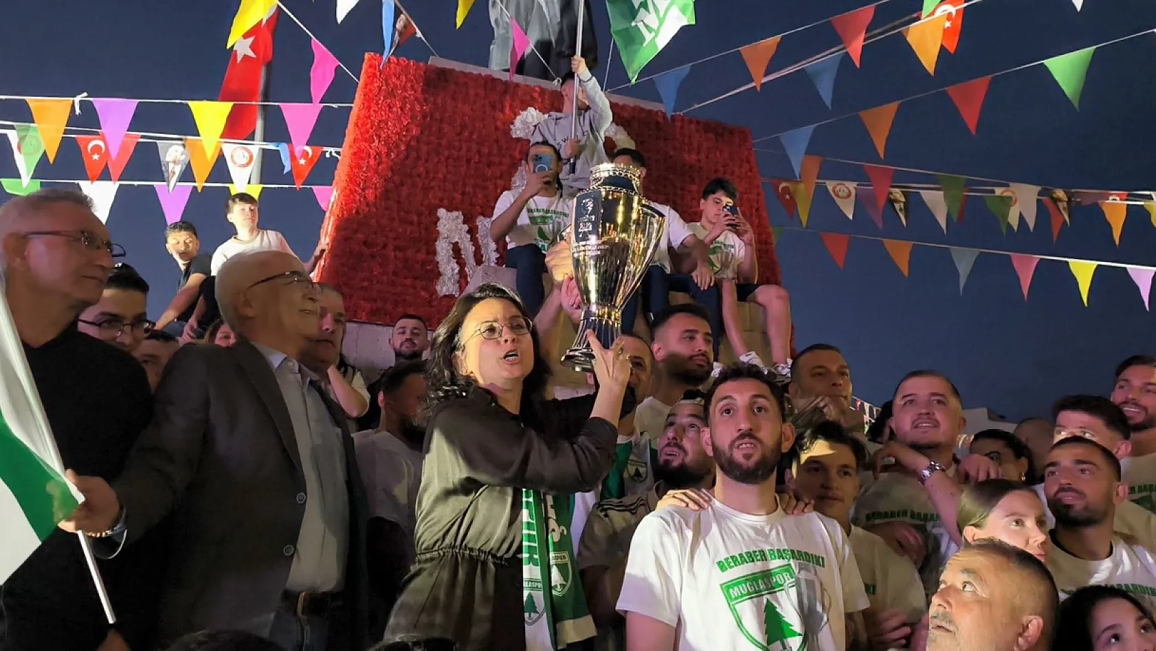 Muğlaspor kupa ile evine döndü