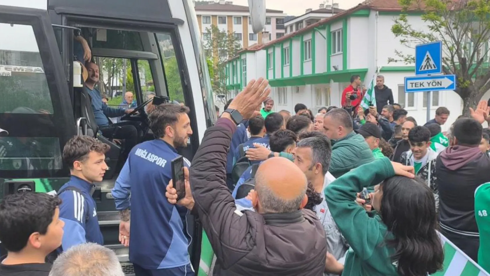 Muğlaspor'a taraftarlardan meşaleli karşılama