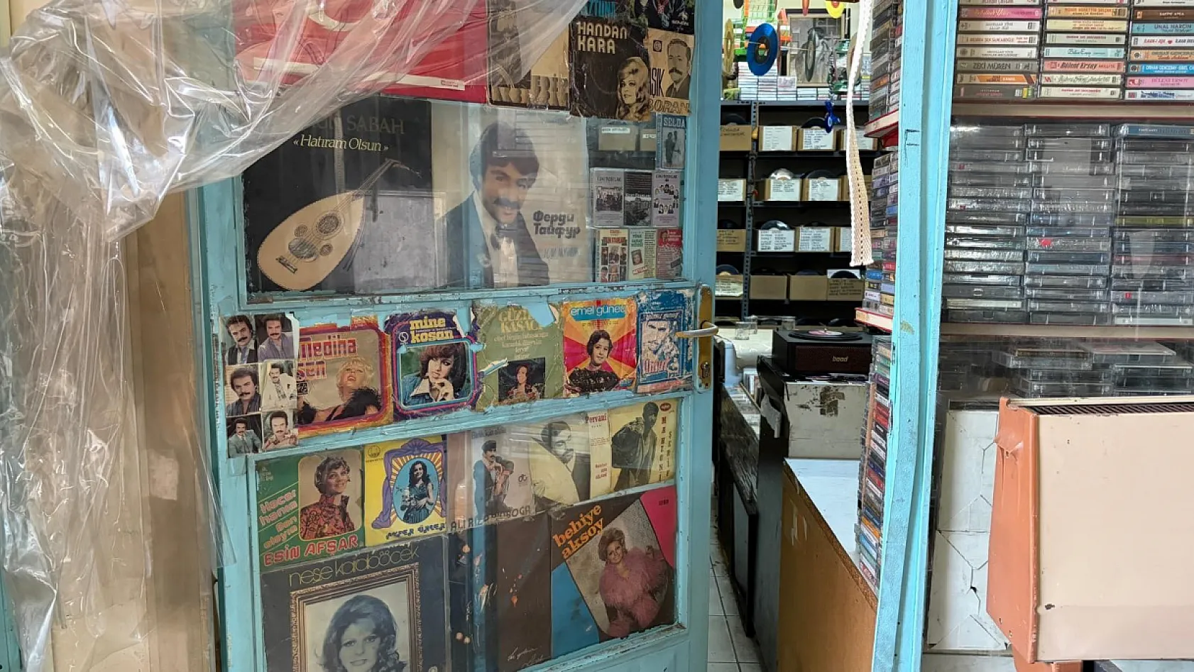 Müzik dünyasının geçmişine 20 yıldır topladığı plak ve kasetlerle ışık tutuyor