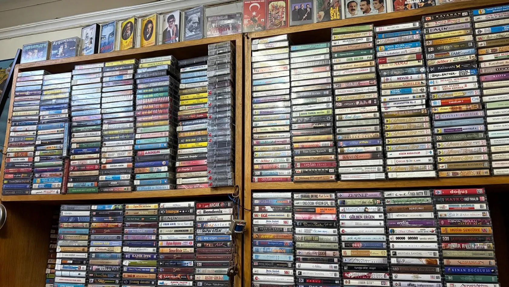 Müzik dünyasının geçmişine 20 yıldır topladığı plak ve kasetlerle ışık tutuyor