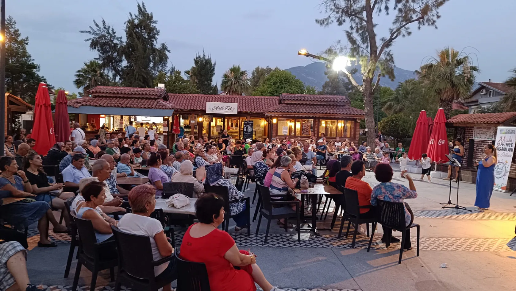 Müzikli Fethiye Akşamları Bahriye Üçok Parkı'nda müzik ziyafeti sundu